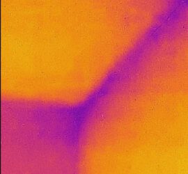 Schimmelpilz in Wandecke oben - Schimmelgutachten Wärmebilder Thermografie Infrarot Baden-Würtemberg Sulzburg, Freiburg, Bad Krozingen, Baden-Baden, Breisach am Rhein, Breisgau, Emmendingen, Feldberg, Heidelberg, Heilbronn, Kaiserstuhl, Karlsruhe, Lahr, Mannheim, Pforzheim, Schwarzwald, Stuttgart, Sulzburg, Villingen Schwenningen