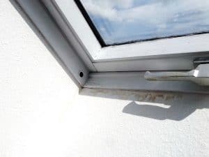 Maengelanzeige vor Abnahme Baumangel vor oder nach Abnahmealtes Dachfenster mit Schimmel